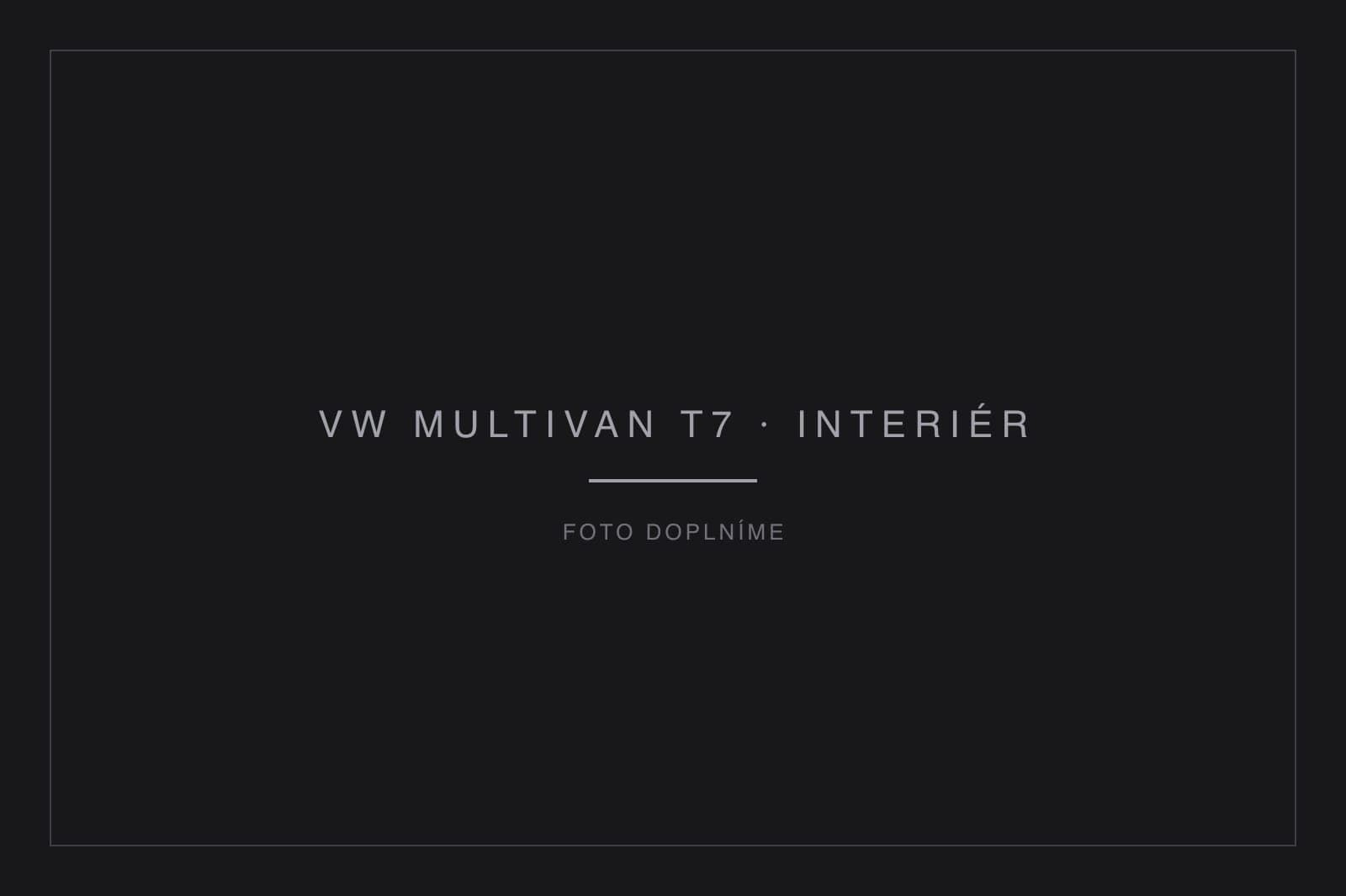 Interiér VW Multivan T7: šedá textilní sedadla v uspořádání salónek 2+2 a prosklená střecha.