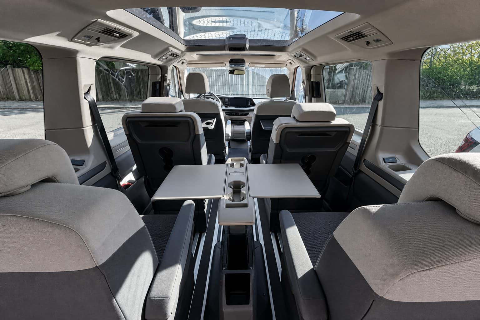 Interiér VW Multivan T7 — čtyři samostatná sedadla se sklopným stolkem